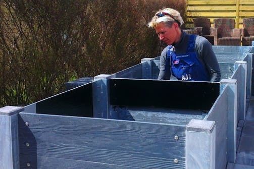 Plantekasse med stålstolper